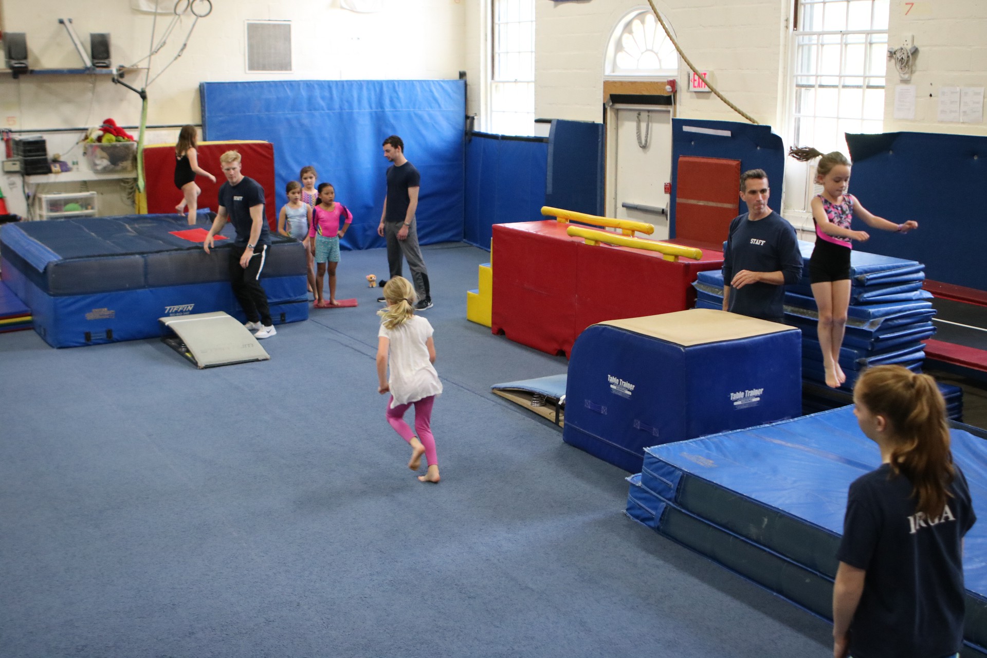 Children having fun in a recreational vaulting circuit.